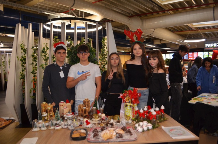 O echipă la stand